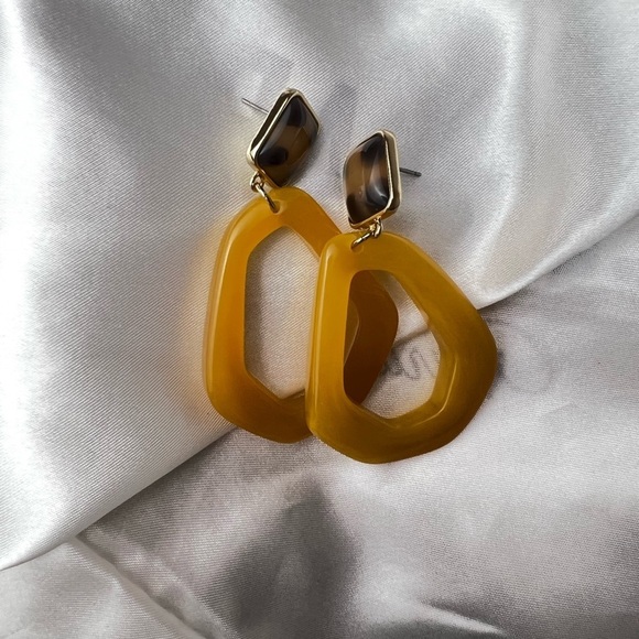 Loop mable yellow  earrings with leopard top - Picture 5 of 7